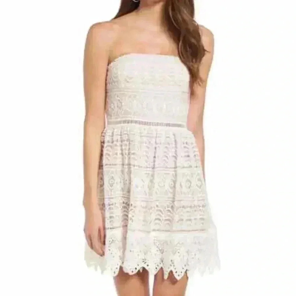 NEW Socialite Scalloped Lace Strapless Dress Sz M